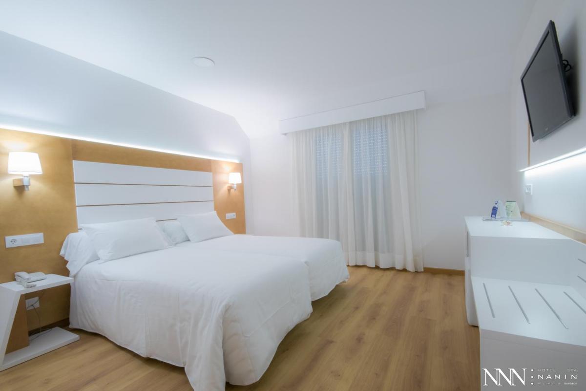 Cama o camas de una habitación en Hotel Spa Nanin Playa