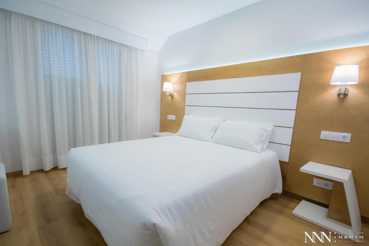 Cama o camas de una habitación en Hotel Spa Nanin Playa