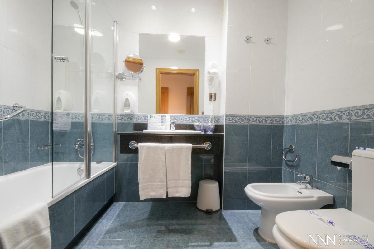 Un baño de Hotel Spa Nanin Playa