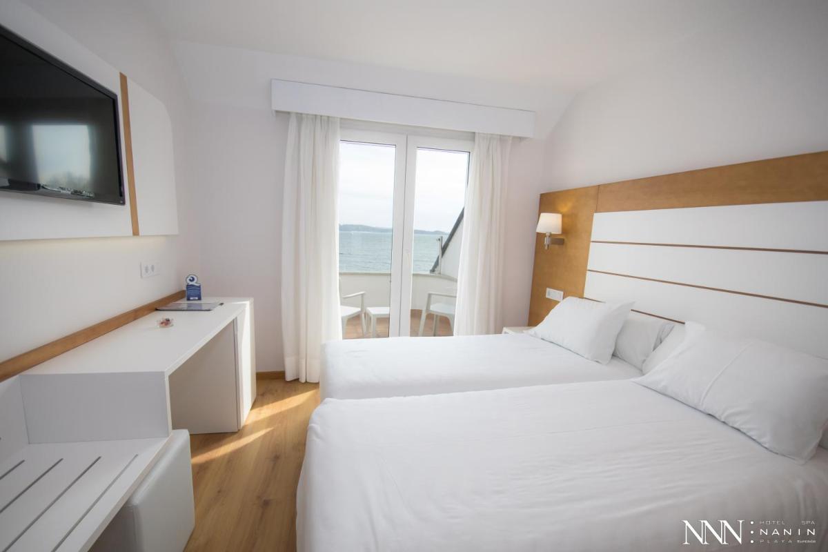Cama o camas de una habitación en Hotel Spa Nanin Playa