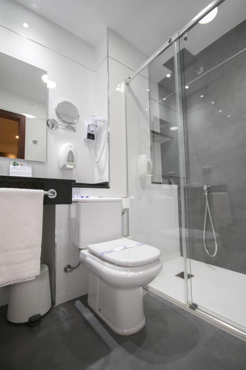 Un baño de Hotel Spa Nanin Playa