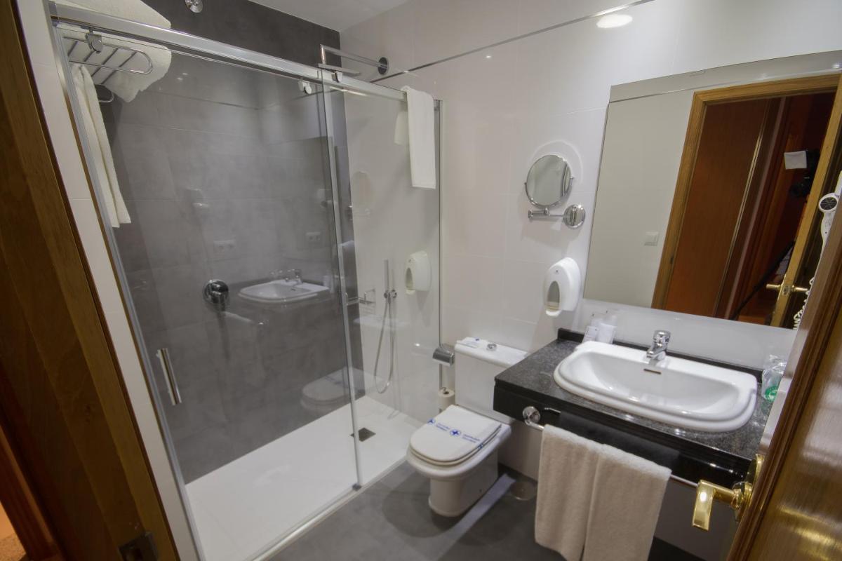 Un baño de Hotel Spa Nanin Playa