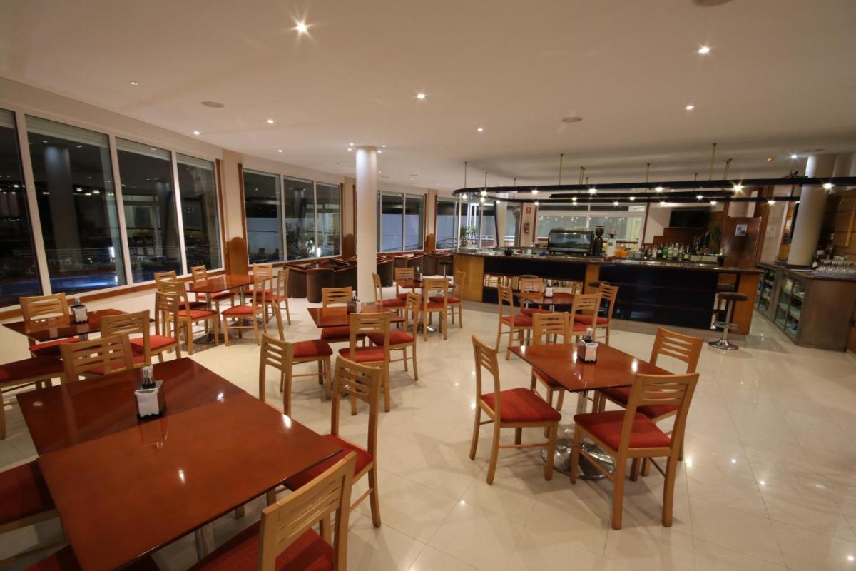 Un restaurante o sitio para comer en Hotel Spa Nanin Playa