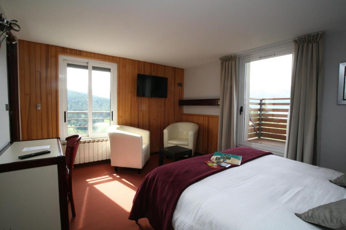une chambre d'hôtel avec un lit et une fenêtre dans l'établissement Hotel Corrieu, à La Llagonne