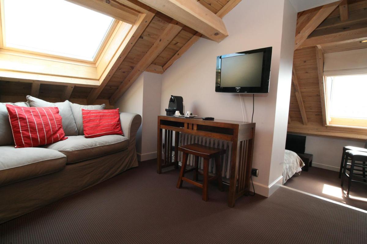 Télévision ou salle de divertissement dans l'établissement Hotel Corrieu