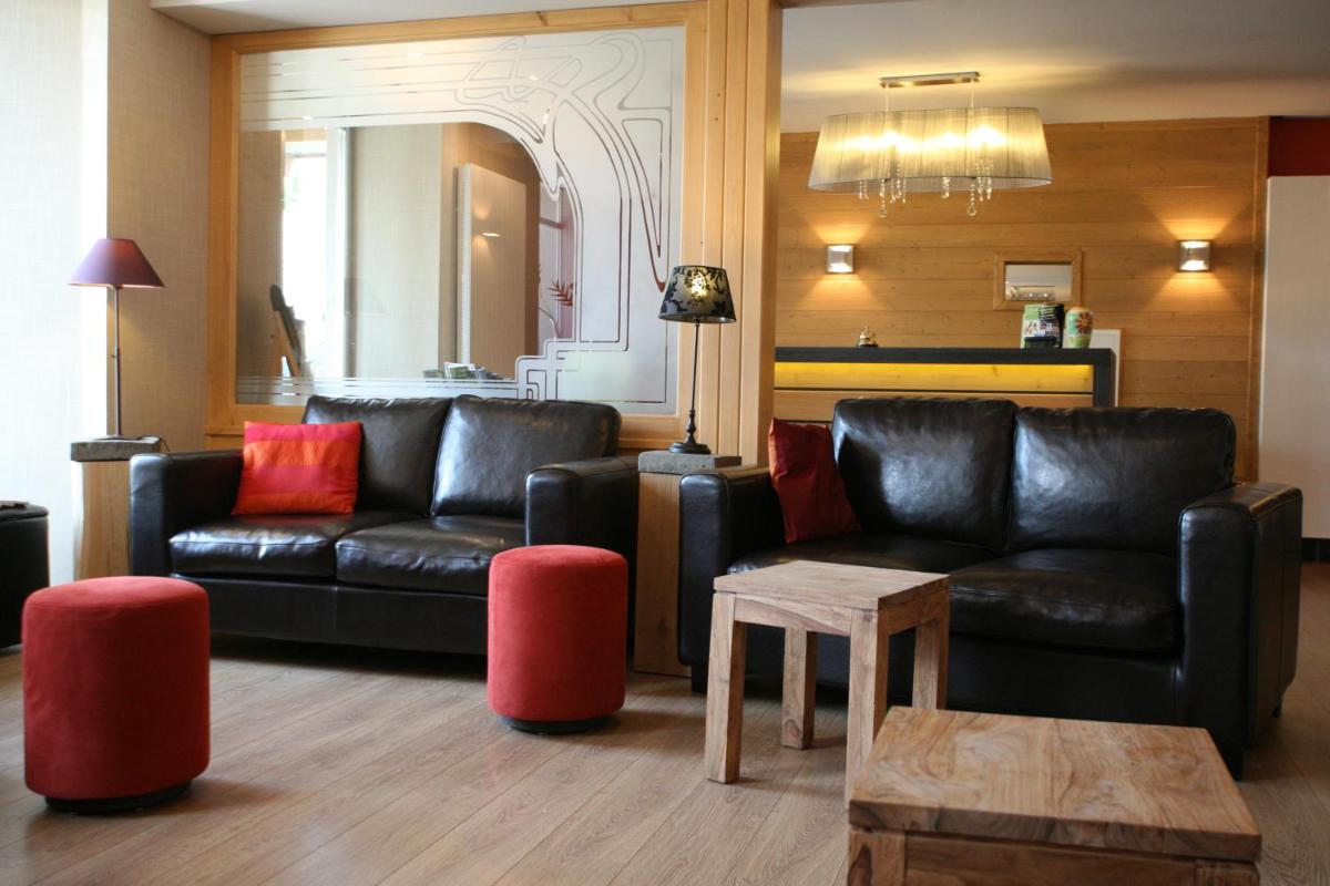 Coin salon dans l'établissement Hotel Corrieu