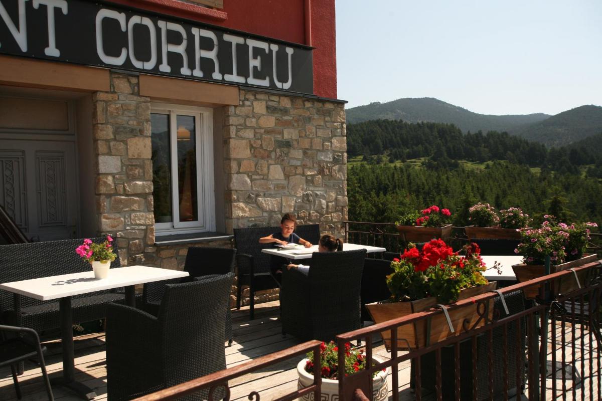 Vue générale sur la montagne ou vue sur la montagne depuis l'hôtel