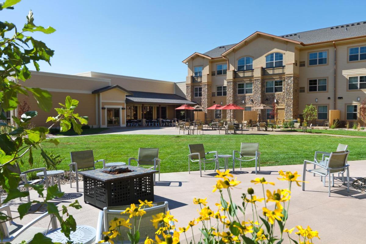 ClubHouse Hotel and Suites - Housity