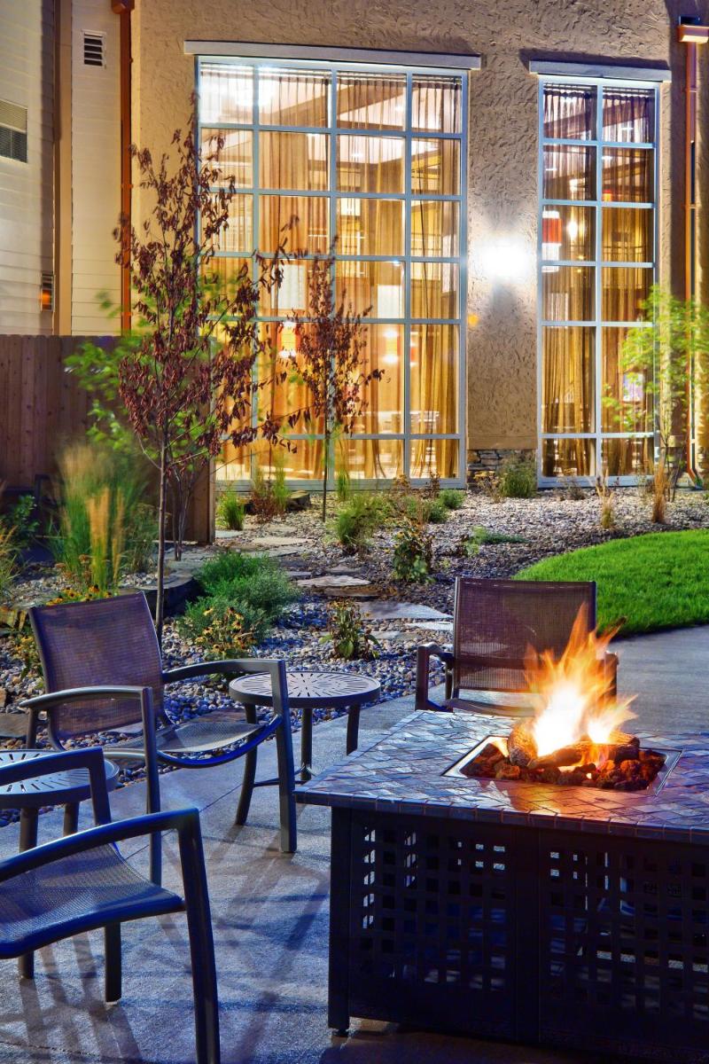 ClubHouse Hotel and Suites - Housity