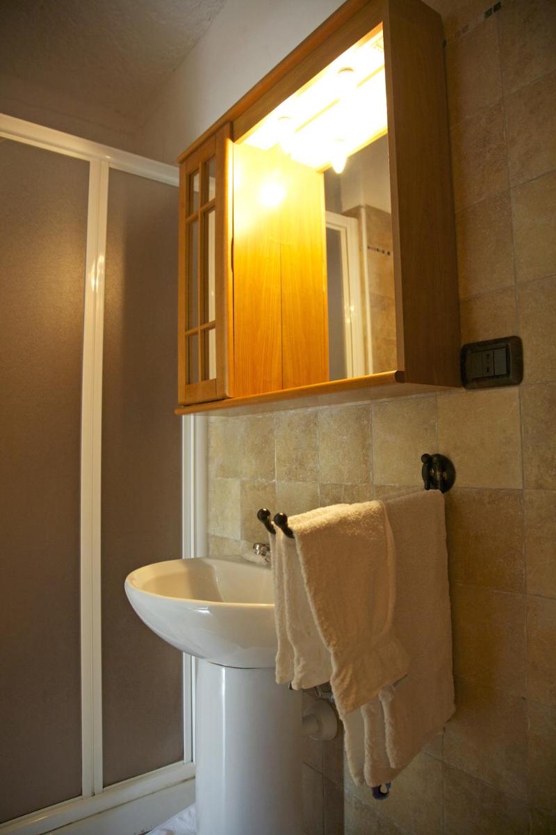 Chalet Sul Lago Hotel In Montagna - Housity