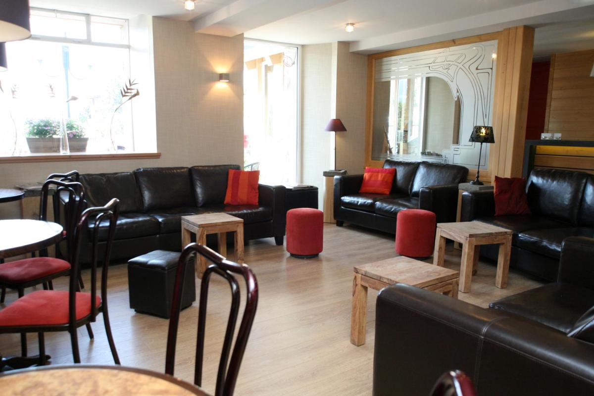 Coin salon dans l'établissement Hotel Corrieu