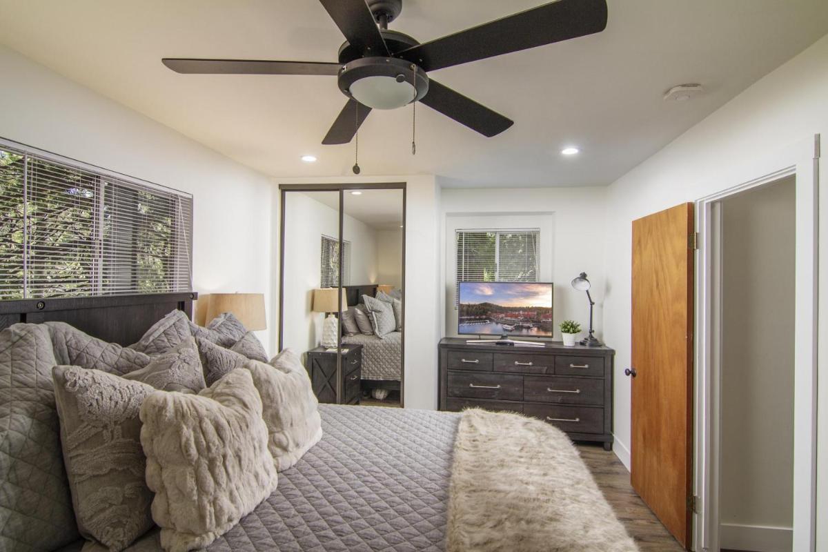 Whispering Pine Modern Luxe, 3 Level, 2000 sqft, AC, View, Dogs, Village - Housity