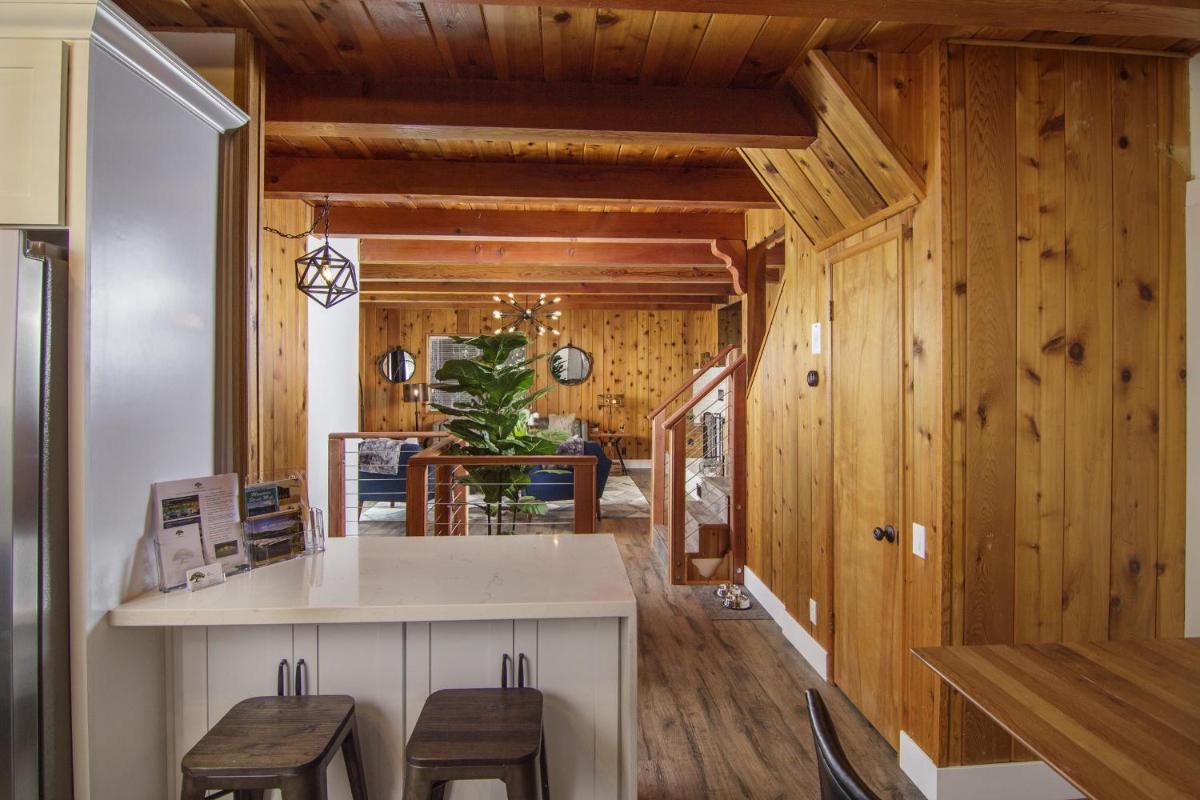 Whispering Pine Modern Luxe, 3 Level, 2000 sqft, AC, View, Dogs, Village - Housity