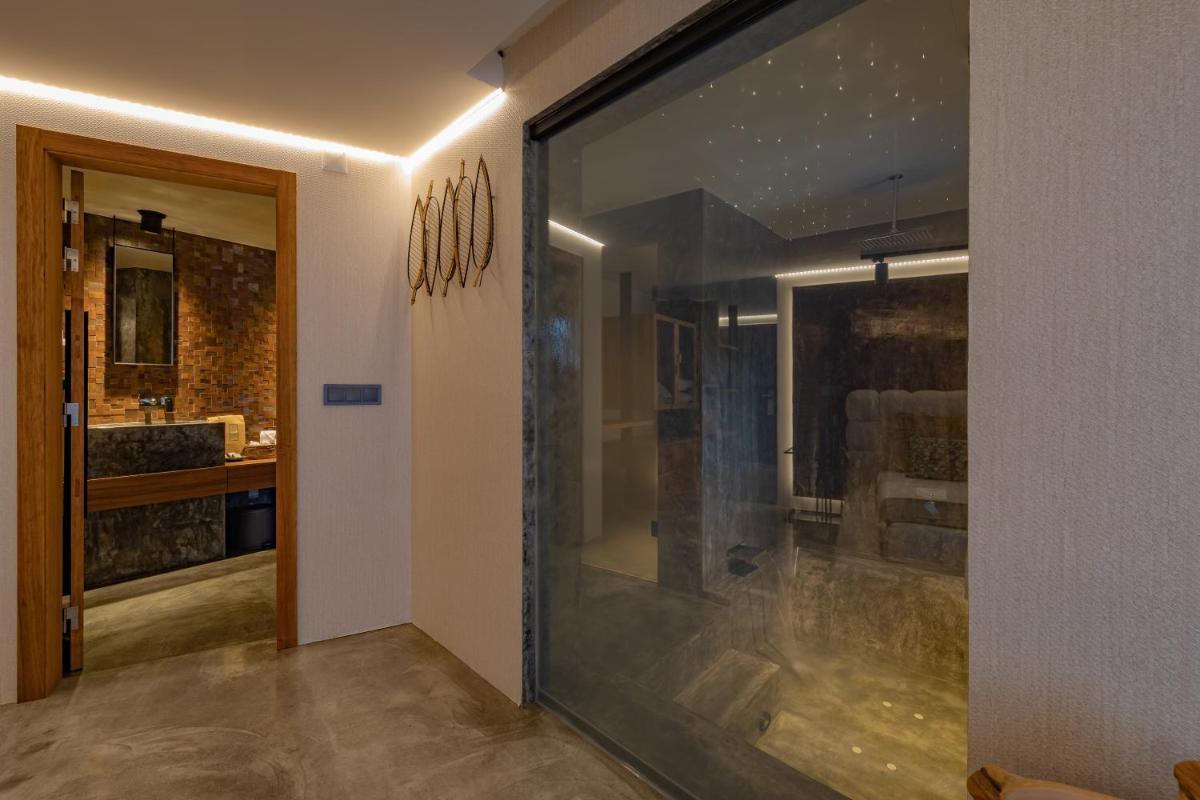 Uma casa de banho em Well Hotel & Spa