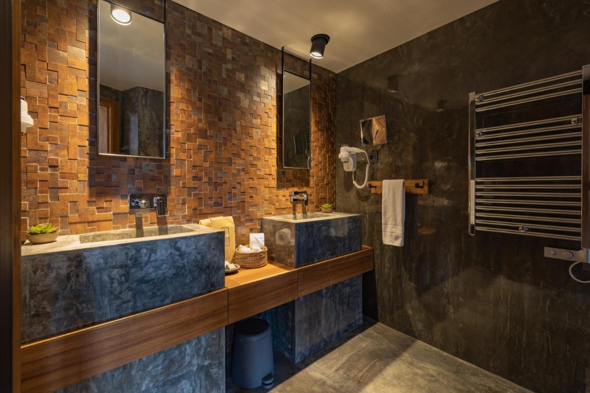 Uma casa de banho em Well Hotel & Spa