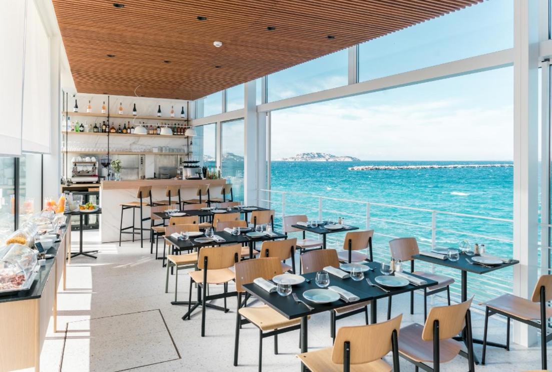un restaurant avec vue sur l'océan dans l'établissement Les Bords De Mer, à Marseille