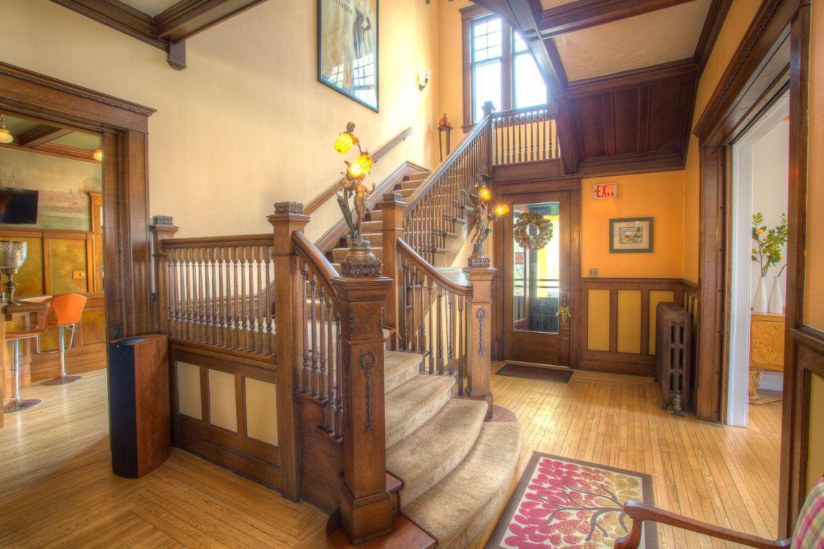 Lauerman House Inn Bed & Breakfast - Housity