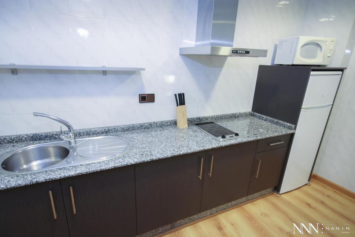 Una cocina o zona de cocina en Hotel Spa Nanin Playa