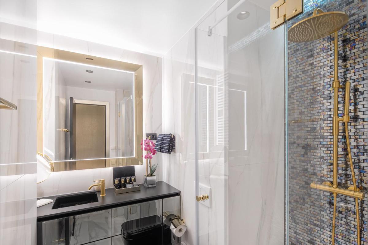 Posh Residence Luxury Suites - Housity