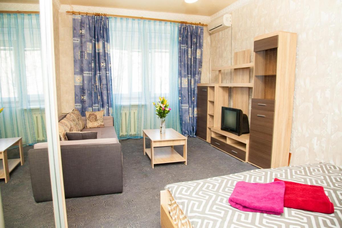 Suitetrails - Semi-luxury Apt on 82 Nezalezhnoi Ukrаiny Street near Intourist Hotel