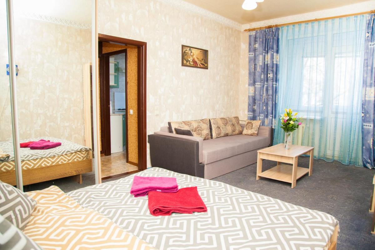 Suitetrails - Semi-luxury Apt on 82 Nezalezhnoi Ukrаiny Street near Intourist Hotel