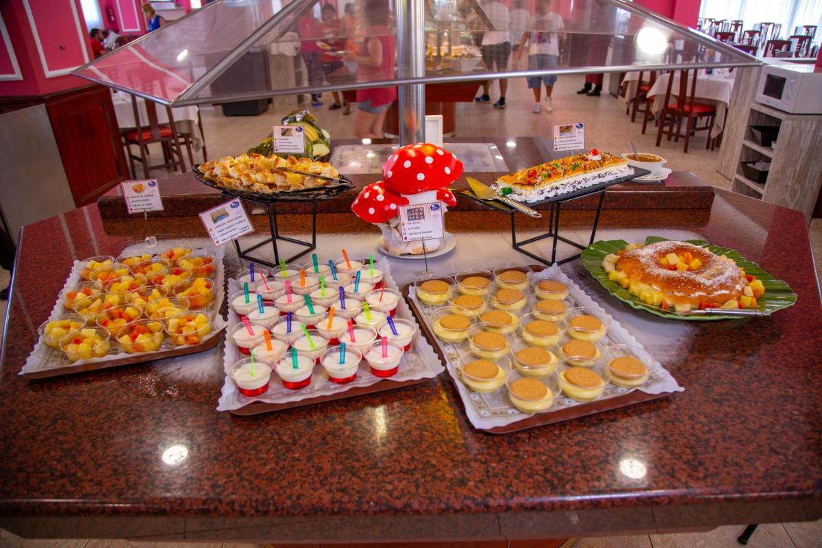 Comida en o cerca de este hotel