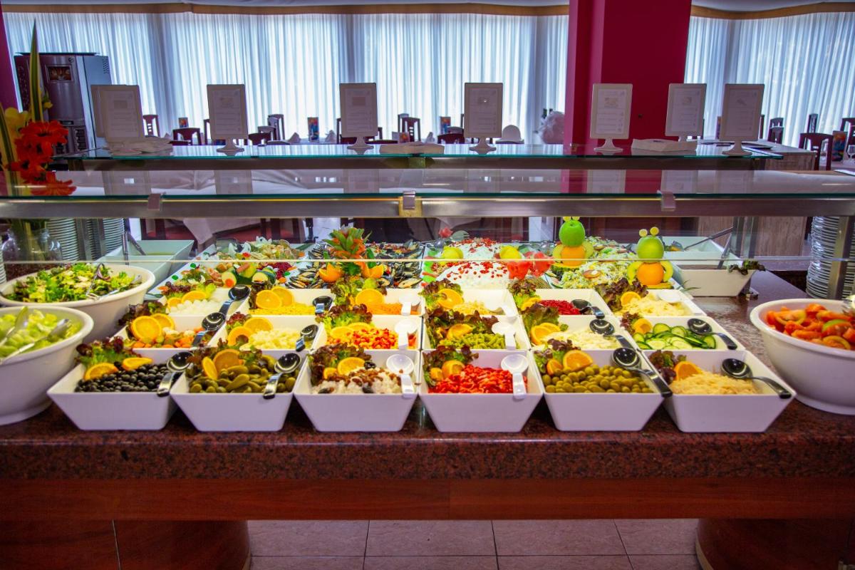 Comida en o cerca de este hotel