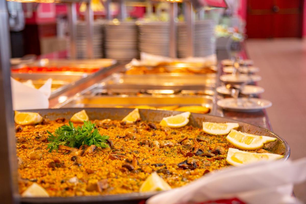 Comida en o cerca de este hotel