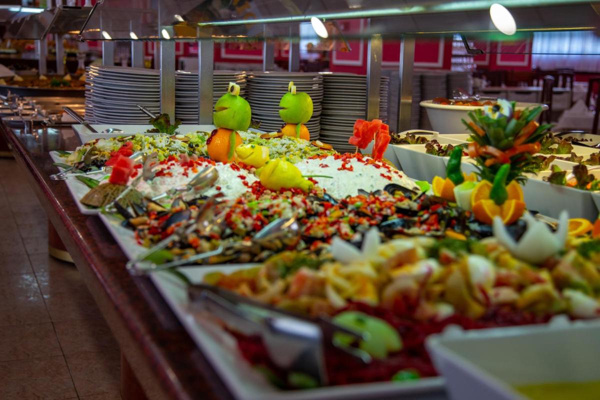 Comida en o cerca de este hotel