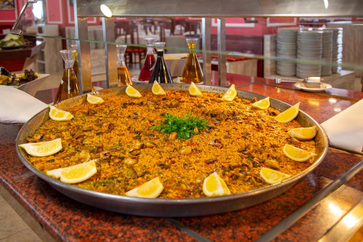 Comida en o cerca de este hotel