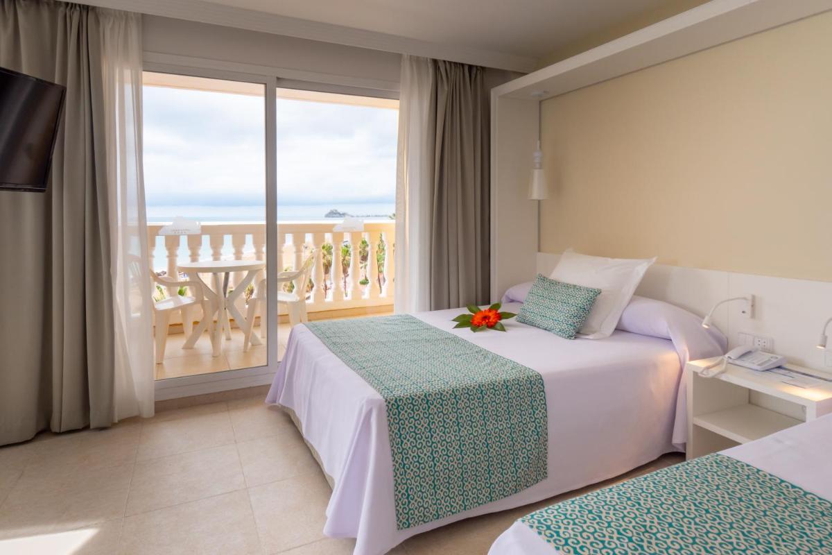 Una habitación de hotel con dos camas y balcón. en Gran Hotel Peñiscola, en Peñíscola
