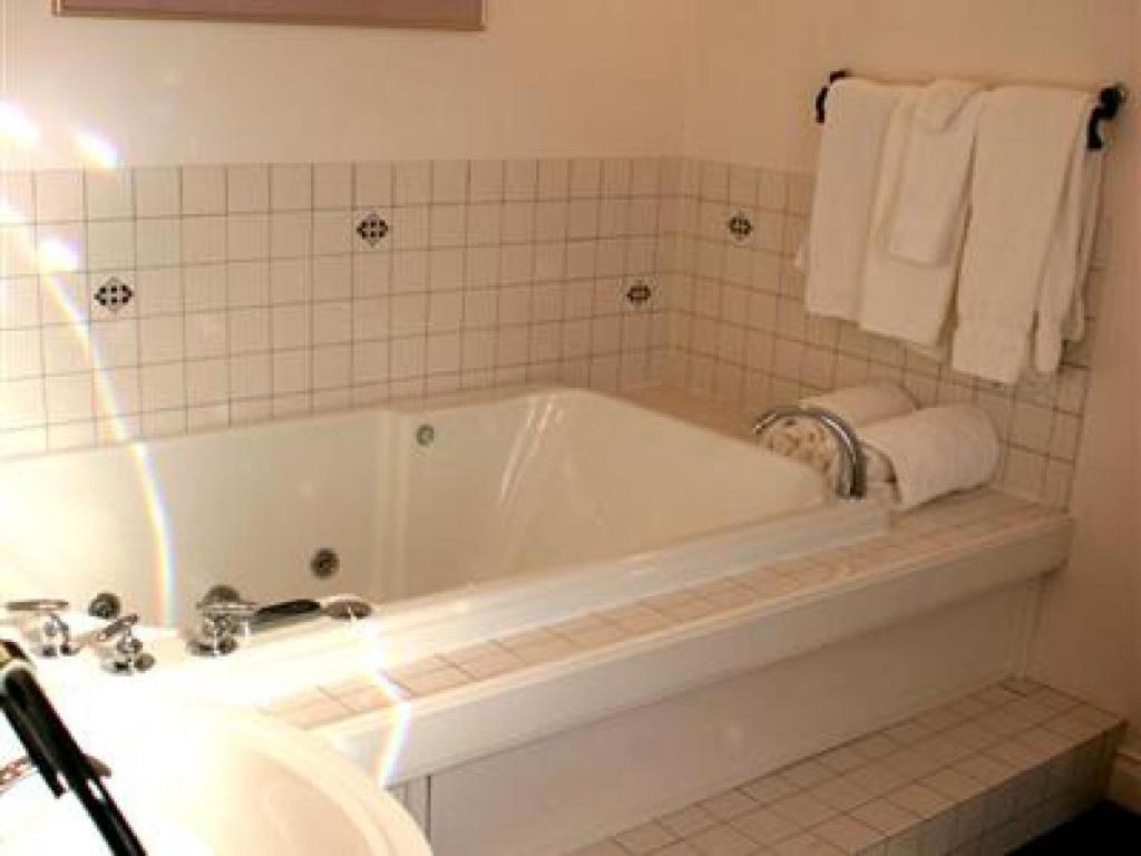 M&M Victorian Bed and Breakfast - Housity