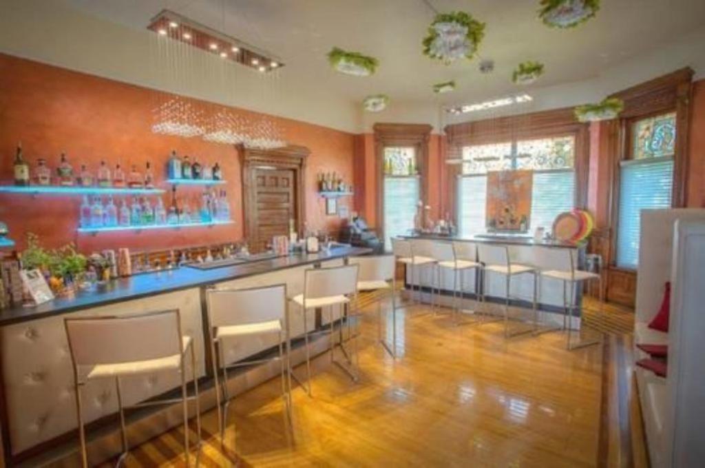 M&M Victorian Bed and Breakfast - Housity