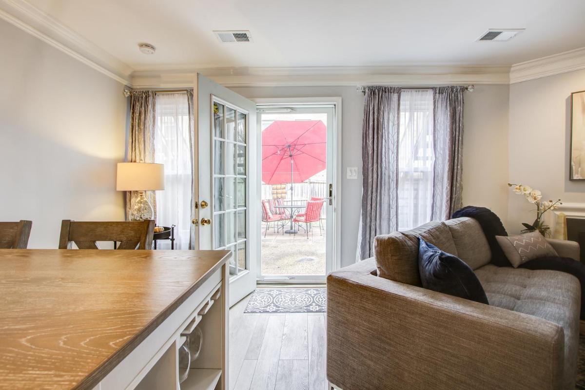 City Chic -- Your Walkable, Capitol Hill Home Away From Home! - Housity