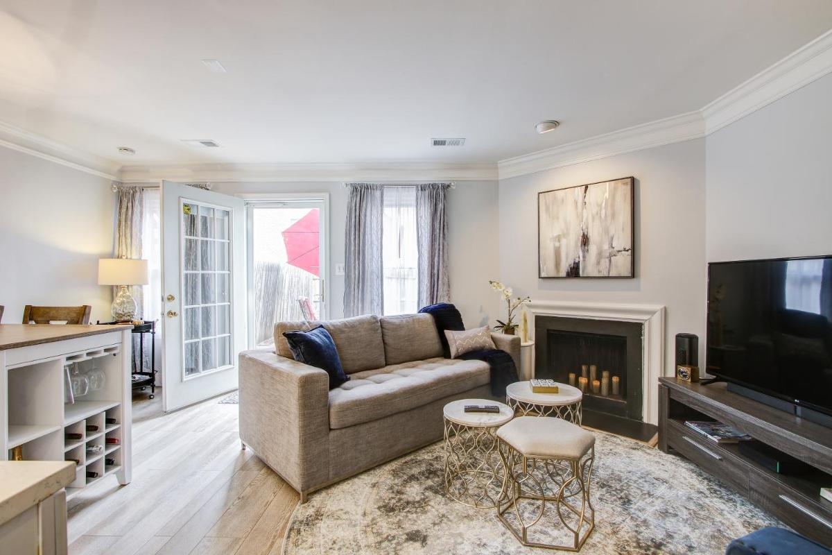 City Chic -- Your Walkable, Capitol Hill Home Away From Home! - Housity