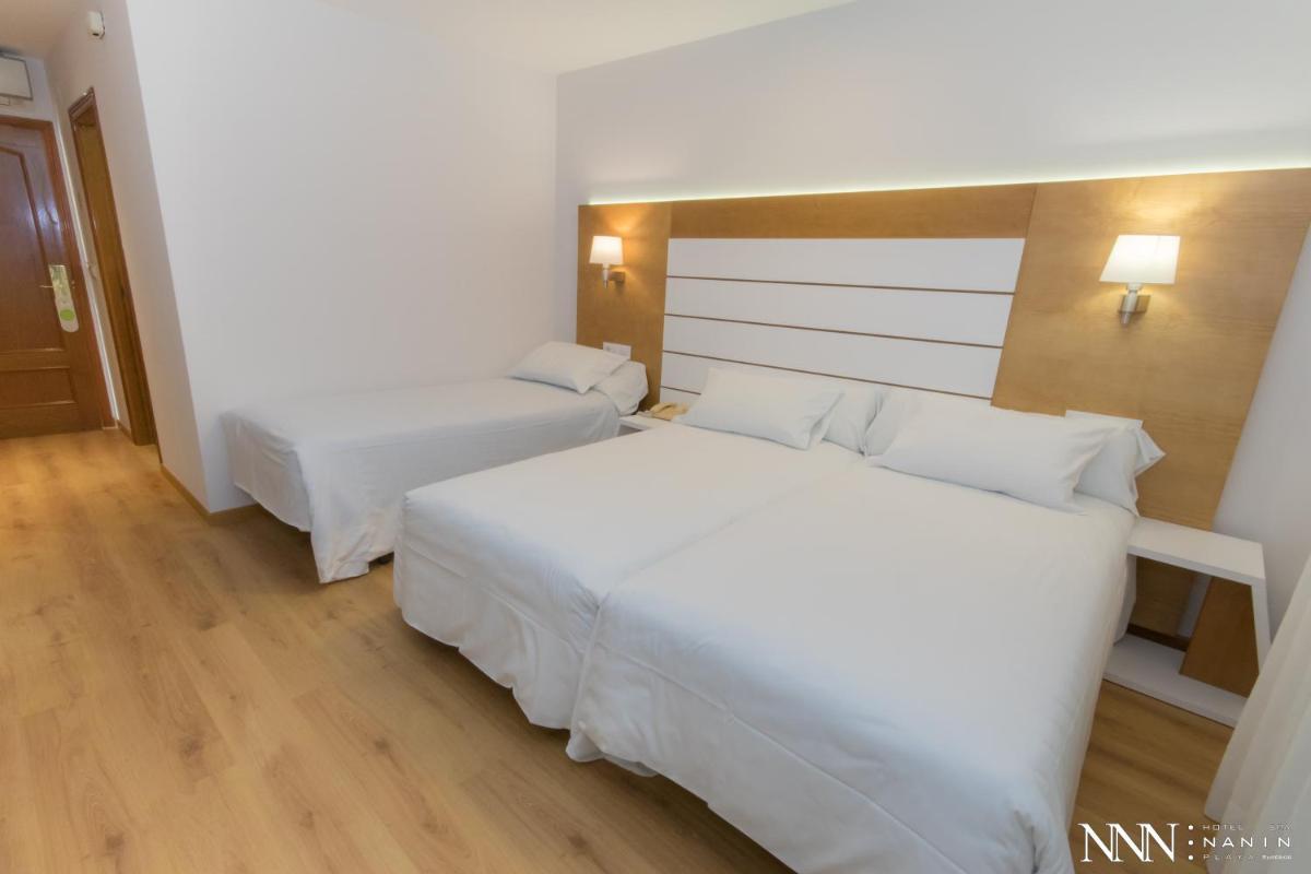 Cama o camas de una habitación en Hotel Spa Nanin Playa