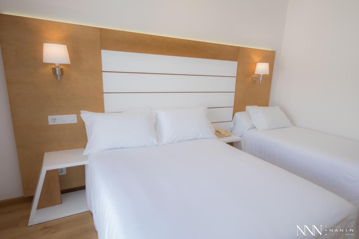 Cama o camas de una habitación en Hotel Spa Nanin Playa