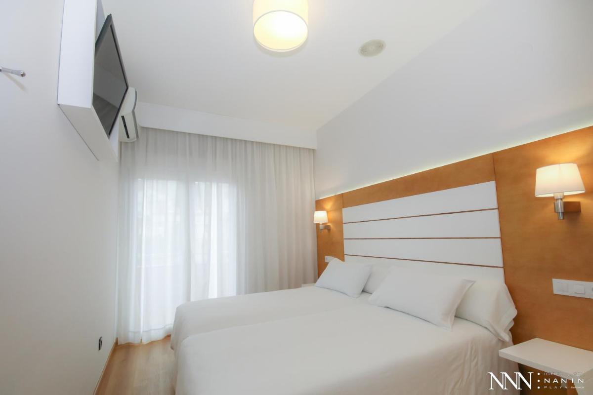 Una televisión o centro de entretenimiento en Hotel Spa Nanin Playa