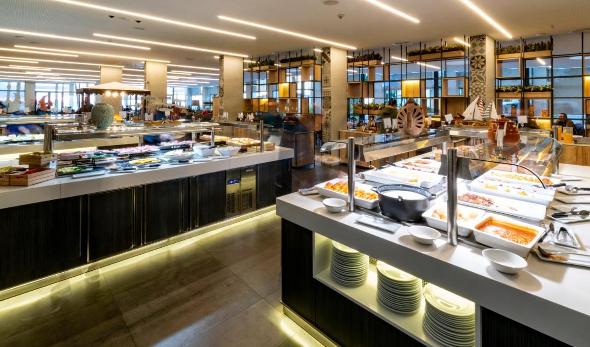 Comida en o cerca de este hotel