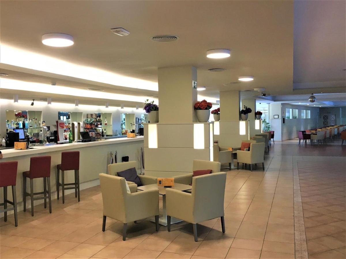 Un restaurante o sitio para comer en Ohtels Vil·la Romana