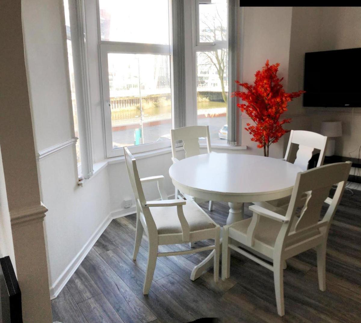 3 Fitzhamon Embankment APARTMENTS opposite Principality Stadium - LONG STAY OFFER - Housity