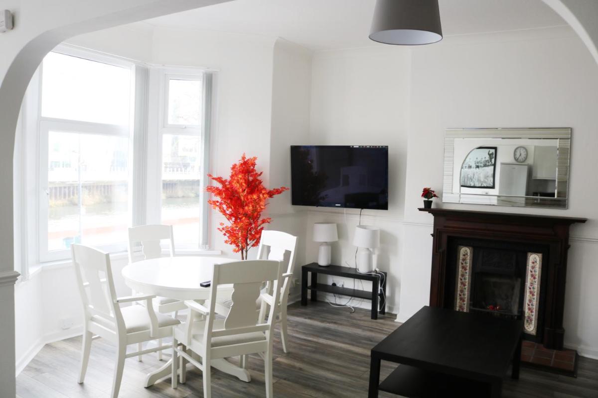 3 Fitzhamon Embankment APARTMENTS opposite Principality Stadium - LONG STAY OFFER - Housity