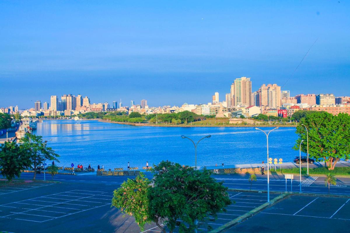 Admiring Island - Housity