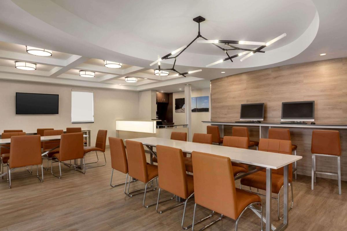 Days Inn by Wyndham Toronto West Mississauga - Housity