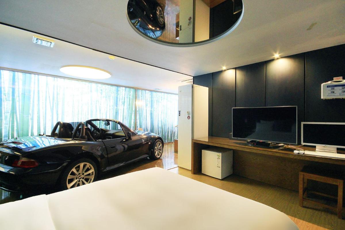 H Drive Hotel - Housity