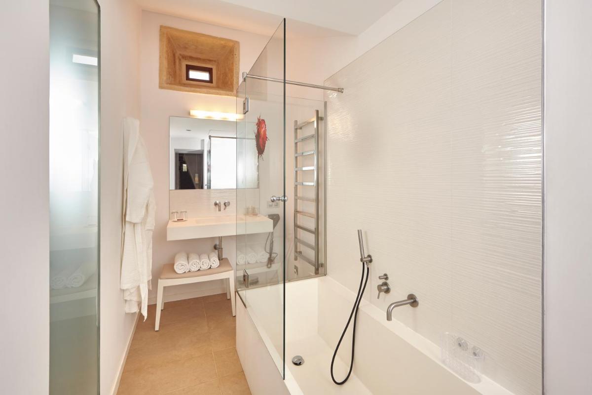 Un baño de Bennoc Petit Hotel - Only Adults