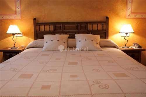 Cama o camas de una habitación en Hotel "Posada de Cantabria EL SOLAR" -Cenas típicas y Gintonic- Bar -Terraza panorámica