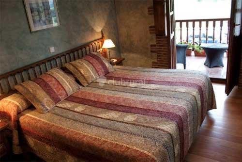 Cama o camas de una habitación en Hotel "Posada de Cantabria EL SOLAR" -Cenas típicas y Gintonic- Bar -Terraza panorámica
