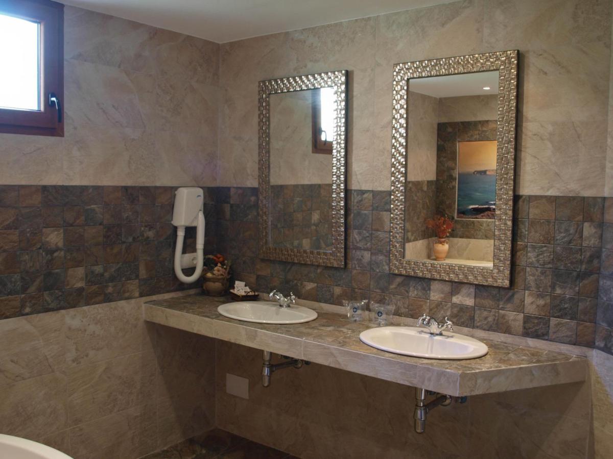 Un baño de Hotel "Posada de Cantabria EL SOLAR" -Cenas típicas y Gintonic- Bar -Terraza panorámica