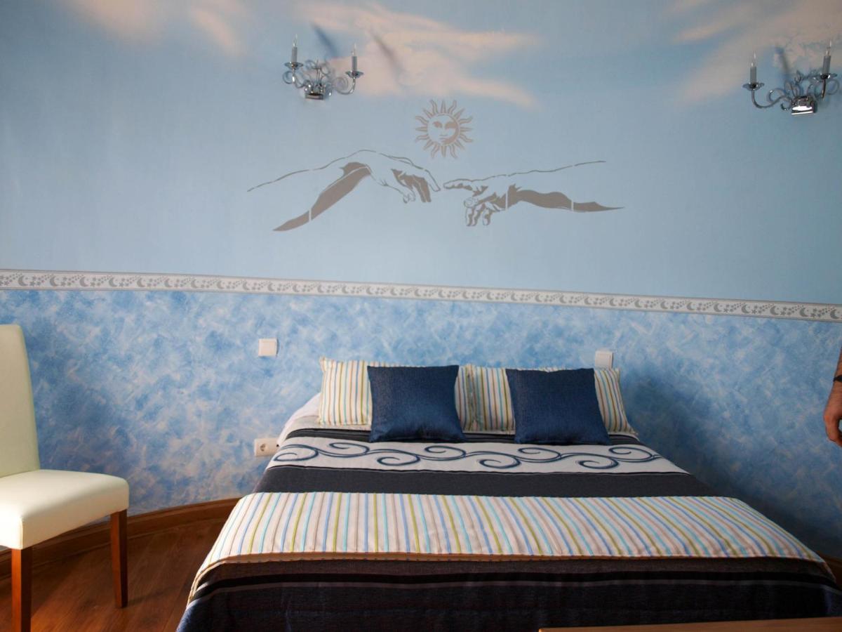Cama o camas de una habitación en Hotel "Posada de Cantabria EL SOLAR" -Cenas típicas y Gintonic- Bar -Terraza panorámica